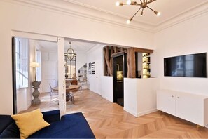 salle à manger aménagée avec un choix d'objets design aux couleurs apaisantes