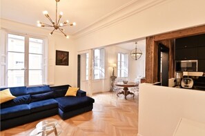 Appartement de charme, très lumineux au calme côté cour