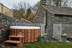 Outdoor spa tub