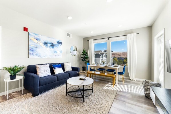 Soak in the sunlight and mountain views from this cozy living room—perfect for movie nights or morning coffee chats. 