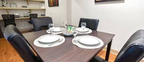 A table for 4 to enjoy your meals with your family and/or friends. 