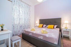 Bedroom with king size bed (180x200 cm)
