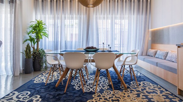 This lovely dining area was designed with dinner parties in mind! #airbnb #airbnblisbon #portugal #pt #lisbon
#decoration #lovely