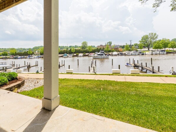 River View Condo, Mariners Cove 21 in South Haven