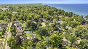 Sawgrass - Only a Few Blocks from Lake Michigan