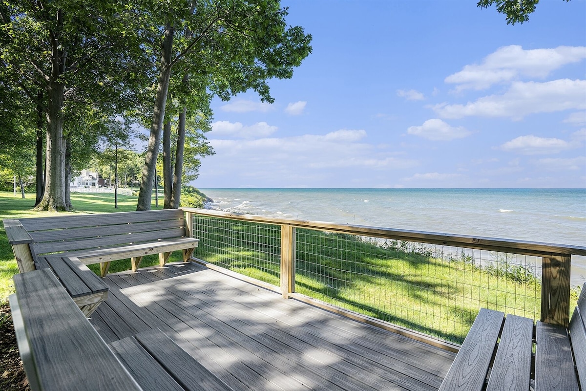 Lake Daze | Pet-friendly Cottage, Moments to Sunset Views and Lake MI Shoreline