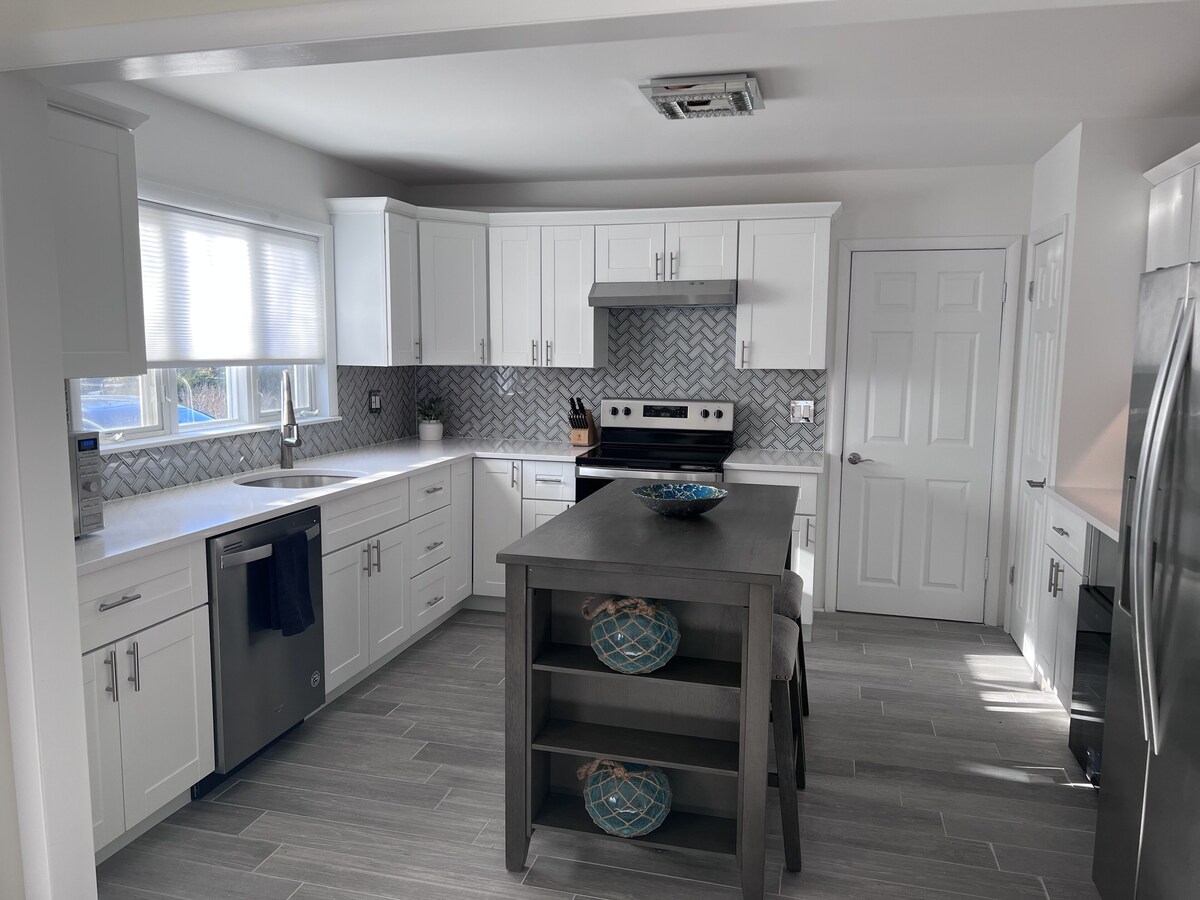 Newly renovated North Fork beach house! 5 mins from the beach w/ new game room