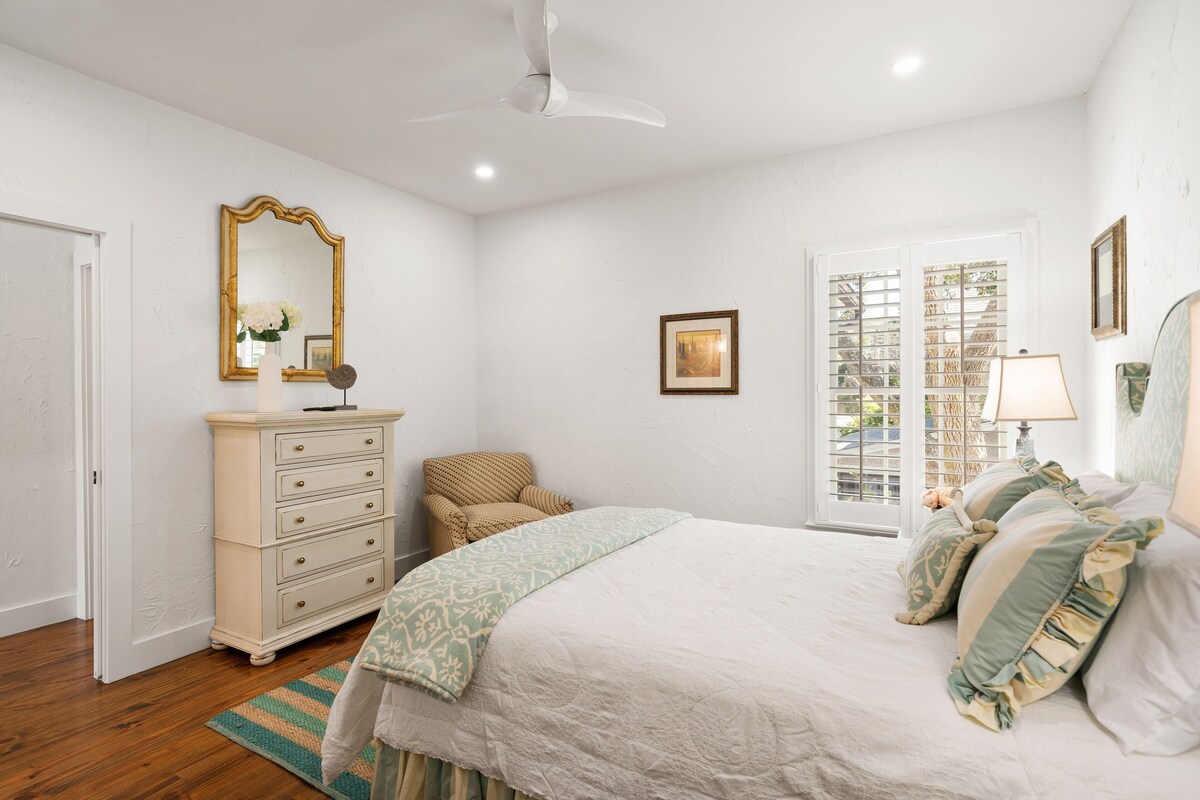 Newly updated 2022! Sleeps 12 with option to heat Pool! 5 bedrooms 4 1/2 baths