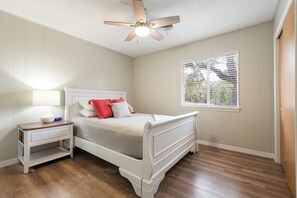 Second bedroom with Queen bed and closet.