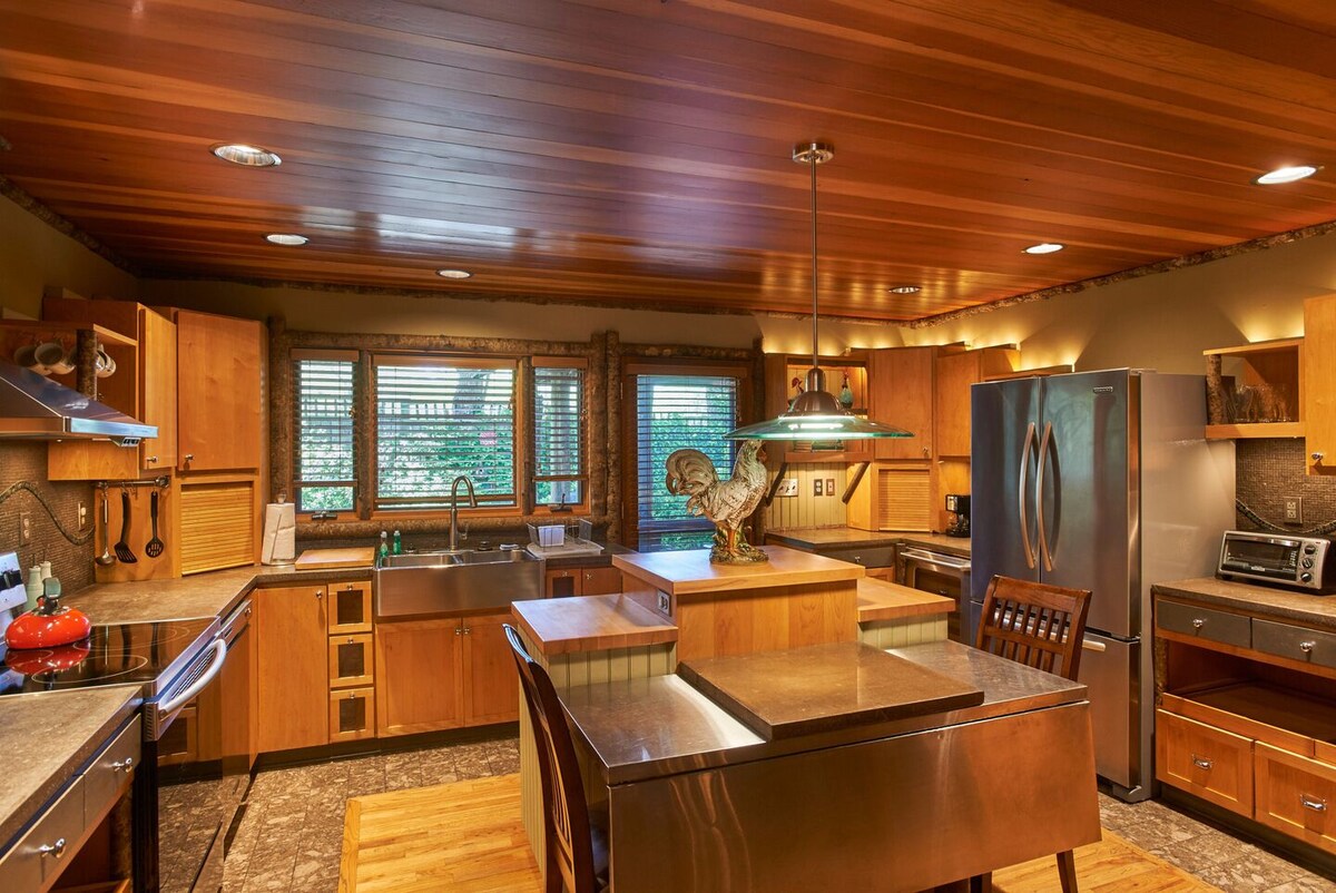 The Bark Bungalow 2BR/2BA Cottage in Blowing Rock