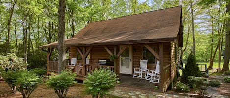 An adorable, cozy cabin for your mountain getaway