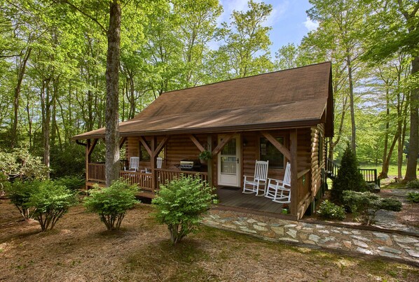 An adorable, cozy cabin for your mountain getaway