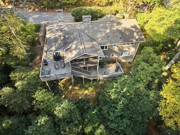 Charming Rhodie Retreat - Comfortable Home with Walk to Downtown Location