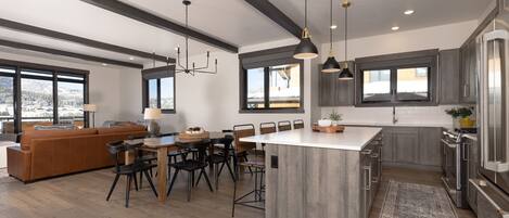 Clean/new and well stocked kitchen 