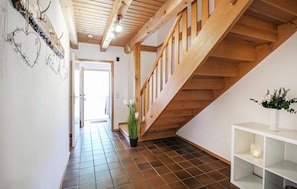 Gemütliches Ferienhaus mit Terrasse-Flur EG