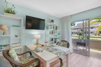 Ideal island escape with beach access, shared pool, lush gardens, WiFi & lanai