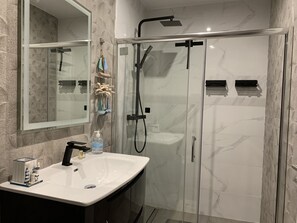 Bathroom with walk in Shower, Bidet, WC, Expel air, Hair dryer