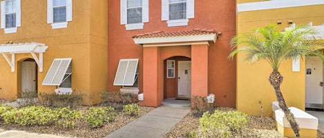 Kissimmee Vacation Rental | 3BR | 2.5BA | Stairs Required | 1,295 Sq Ft