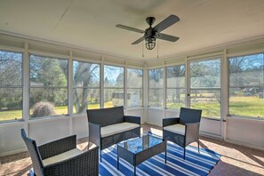 Screened-In Porch | 10 Mi to Greenville