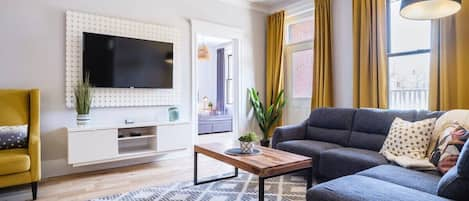 We are Superhost since 2015, over a 2000 great reviews ! We have all the city permits and insurance required.            *** 100% LEGAL *** This is the Lovely living room with a 55" Smart Roku HD TV with cable. Log in to your (Netflix, Disney +, Prime...) accounts. Contact us!