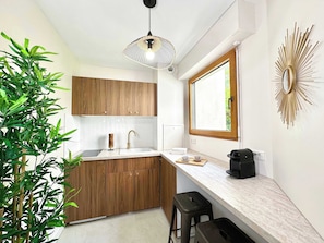 The kitchen is well equipped for a nice stay !