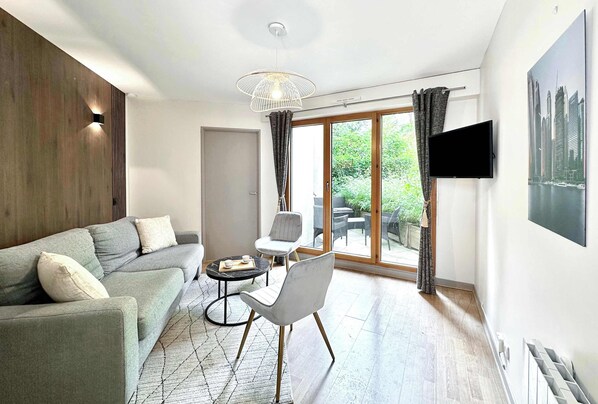 Perfect living room for families and friends, with TV and Wi-Fi overlooking the terrace