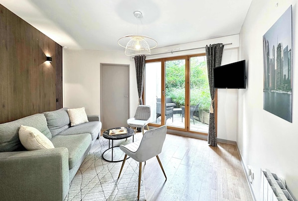 Perfect living room for families and friends, with TV and Wi-Fi overlooking the terrace