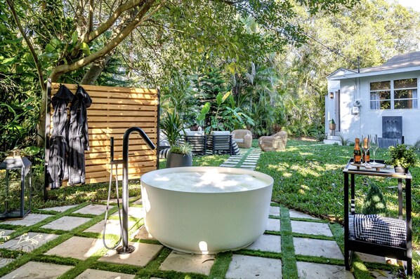Bain à remous extérieur