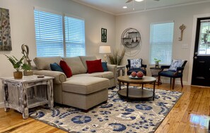 Beautiful, cozy, colorful living room 