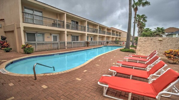 Resort, Hotel, Building, Tree, Jacuzzi