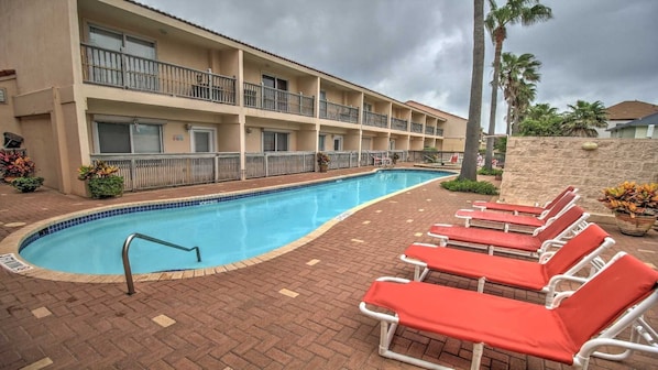 Resort, Hotel, Building, Tree, Jacuzzi