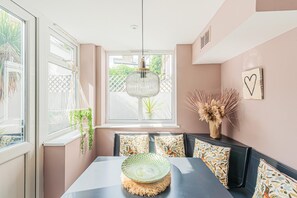 Clapham Calm – 2 Bedroom Flat with Garden (5820)