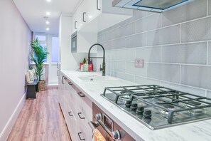 Clapham Calm – 2 Bedroom Flat with Garden (1990)