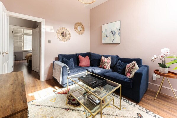 Clapham Calm – 2 Bedroom Flat with Garden (5813)