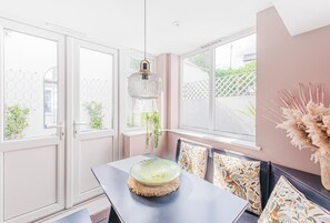 Clapham Calm – 2 Bedroom Flat with Garden (5821)