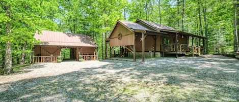 Quaint cabin with 2 stall horse barn. Direct trail access to Big South Fork NP.