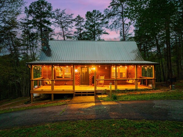 Beautiful cabin located on Bluff Mountain with flat parking for 3 vehicles