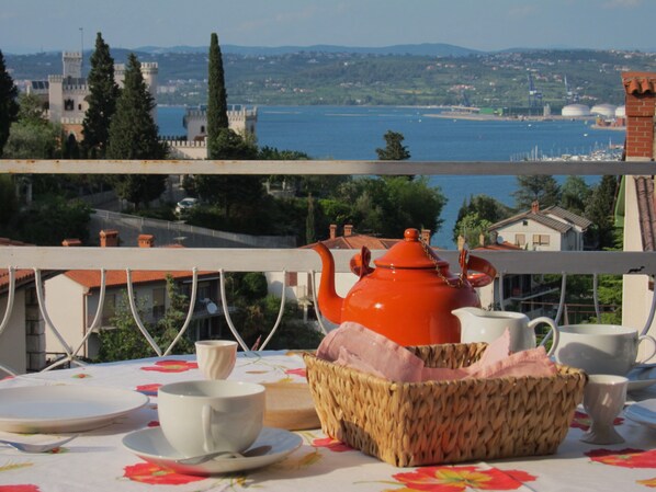 Vila Flori, view of the Koper Bay and Gravisi Castle