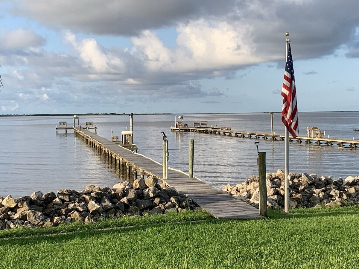 Welcome to “Barn on The Bay” 4bdr w 300′ Lighted Pier on Turtle Bay