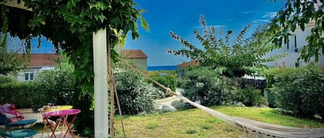 La mer vue du jardin 