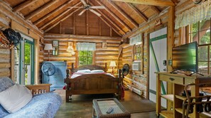 Rustic, historic log cabin studio style! Romantic and cozy.