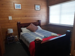 Queen bed with ensuite and walk in robe.. 