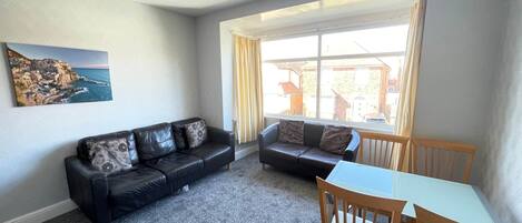 Flat 18 - Holiday Flats Lounge/Dining/Kitchen (1)