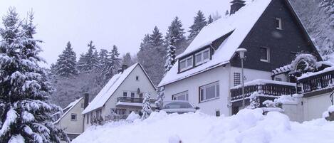 Außenseite Ferienhaus [Winter]