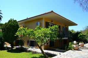 Cute 2 bedroom apartments in Lassi. Kefalonia Greece.  Lassi apartments.