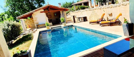 La piscine chauffée et éclairée avec un splendide panorama