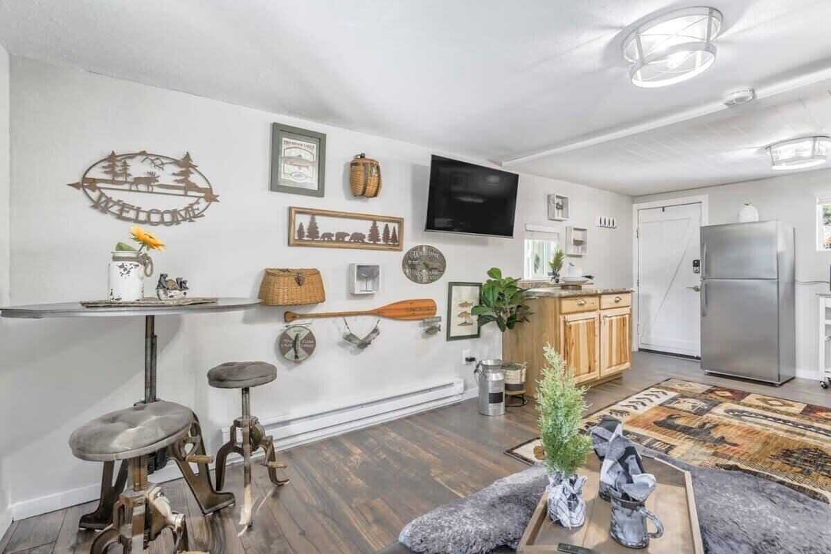 1BR Woodland Hideaway – Downtown and Hiking Nearby