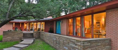 Stardust Retreat consists of 2 separate houses, next door to each other on 3 wooded hilltop acres. The first house is Terrace House: Designed by Don Duncan in 1958, it features 3,000 square feet with 3 bedrooms, 3.5 baths, 2 living rooms and full kitchen.