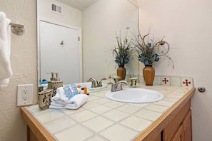 Bathroom with Bathtub/Shower Combo