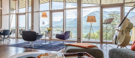 Blue Living room with view on the Annecy lake and their montains